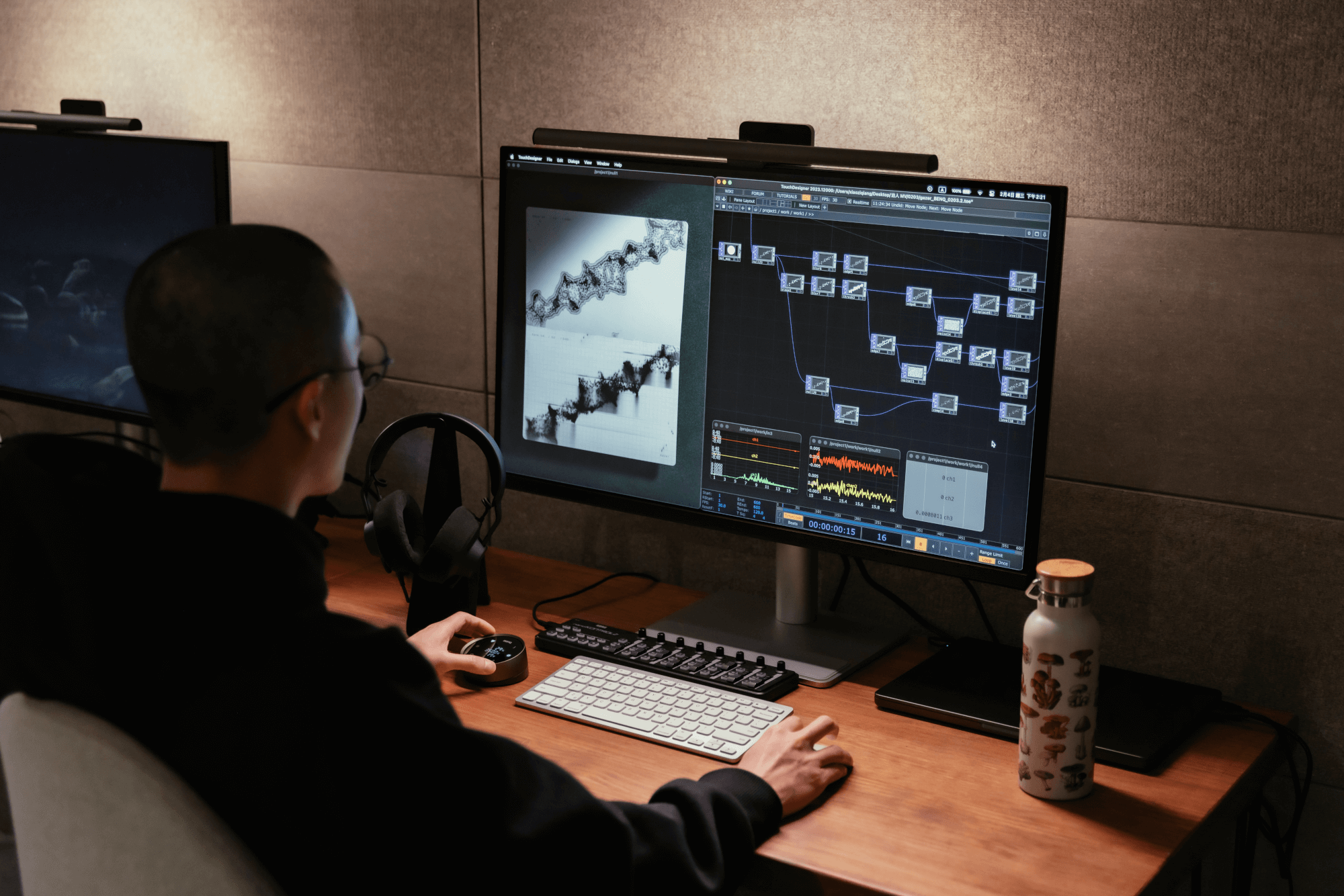 在面對複雜的工程介面時，ScreenBar Halo 2 能有效平衡螢幕與環境間的亮度，減少眩光引起眼睛疲勞。