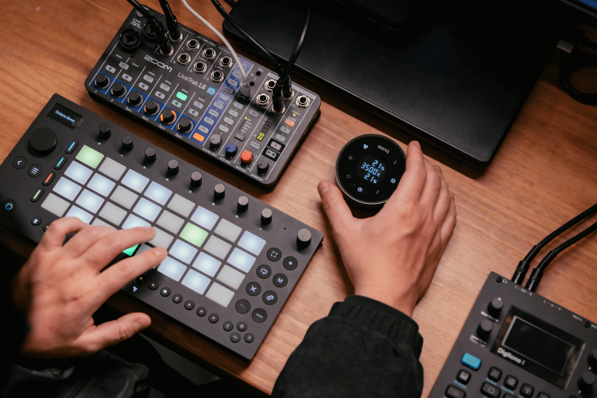 時常使用合成器的 Gary，特別在意細節與回饋；旋鈕的形體與絲滑操作，讓創作過程更加順暢。