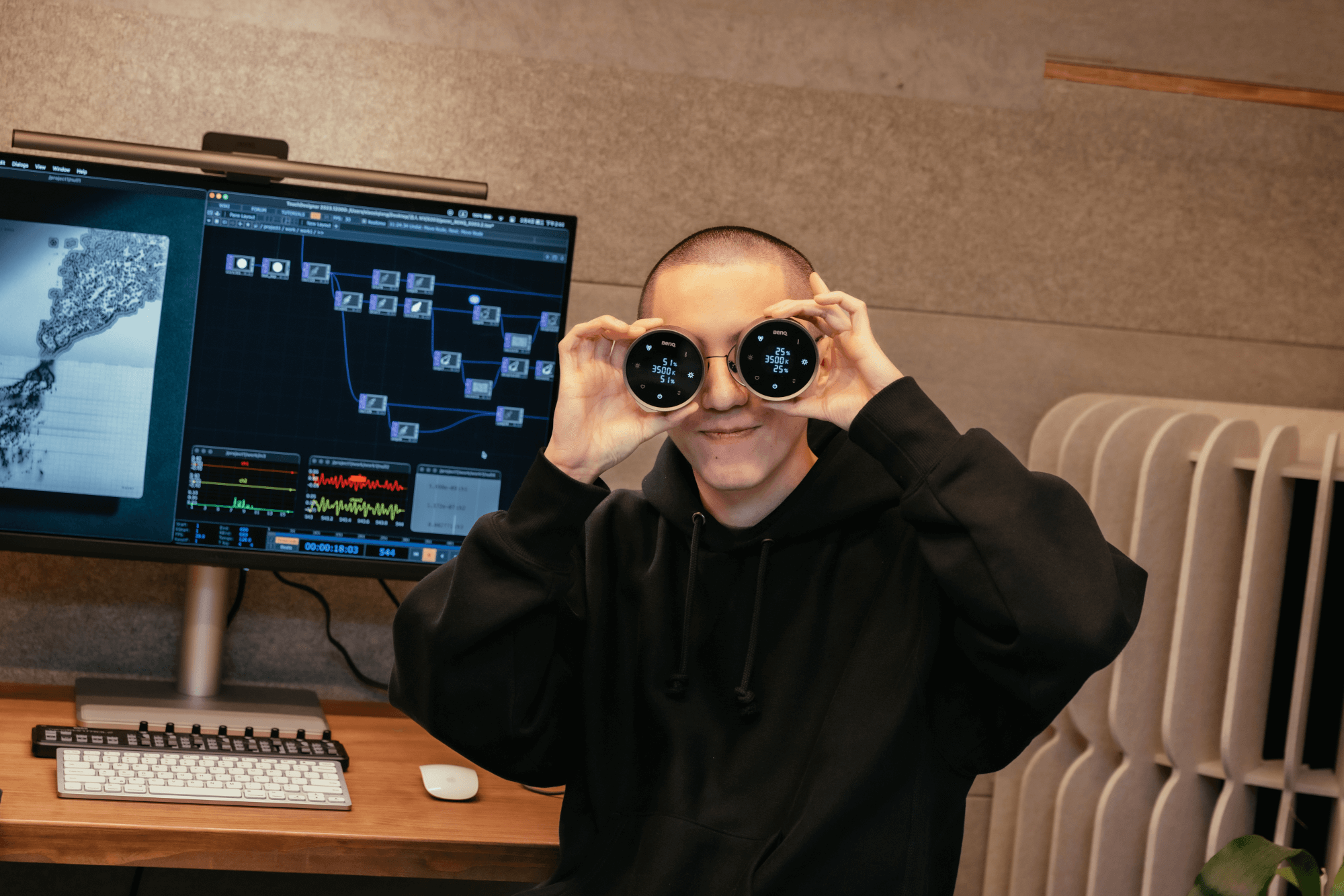 「無線控制旋鈕」提供 100 段亮度調整與色溫自由切換，3500K 的平衡光感是他最舒適的創作氛圍。