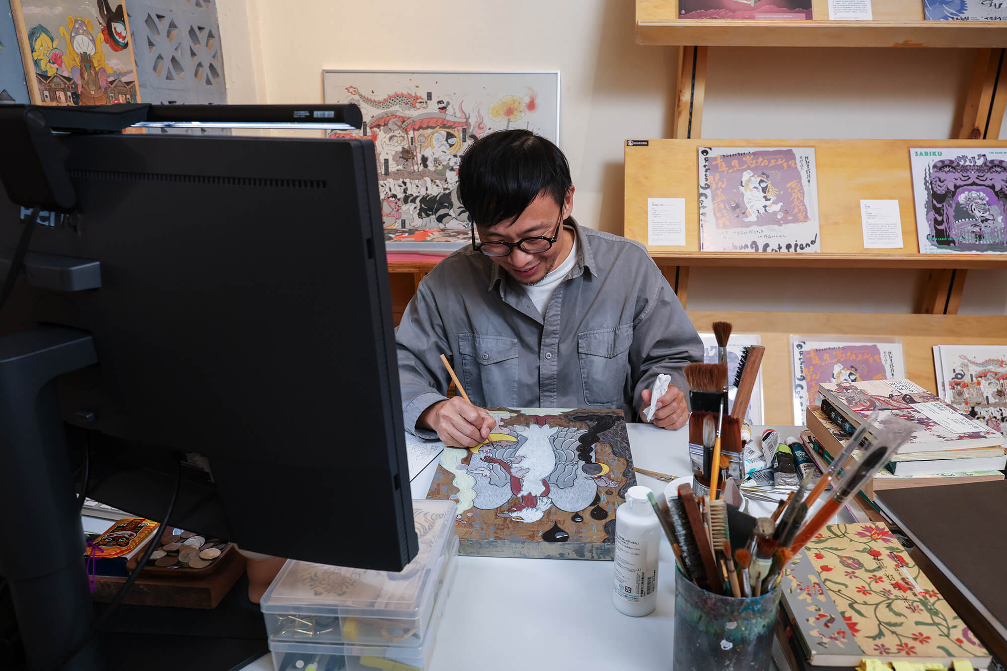 在數位與傳統創作間遊走的插畫家-角斯，以BenQ ScreenBar Pro照亮每個色彩細節，為台灣的妖怪與神明故事注入生命。