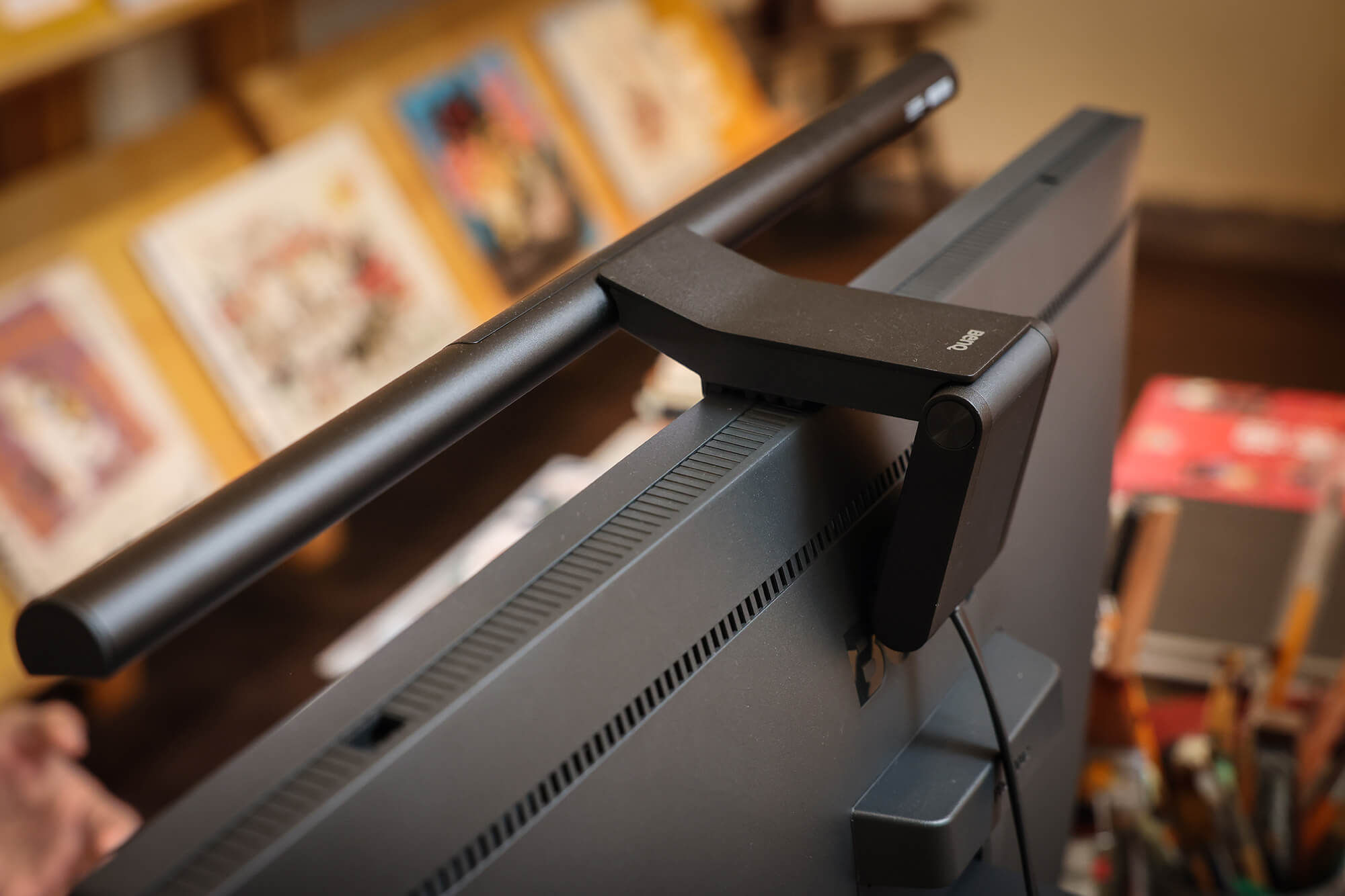 BenQ ScreenBar Pro簡約的造型之下提供專業的照明。對需要精準控色的插畫家來說，是守護每個創作細節的關鍵工具。