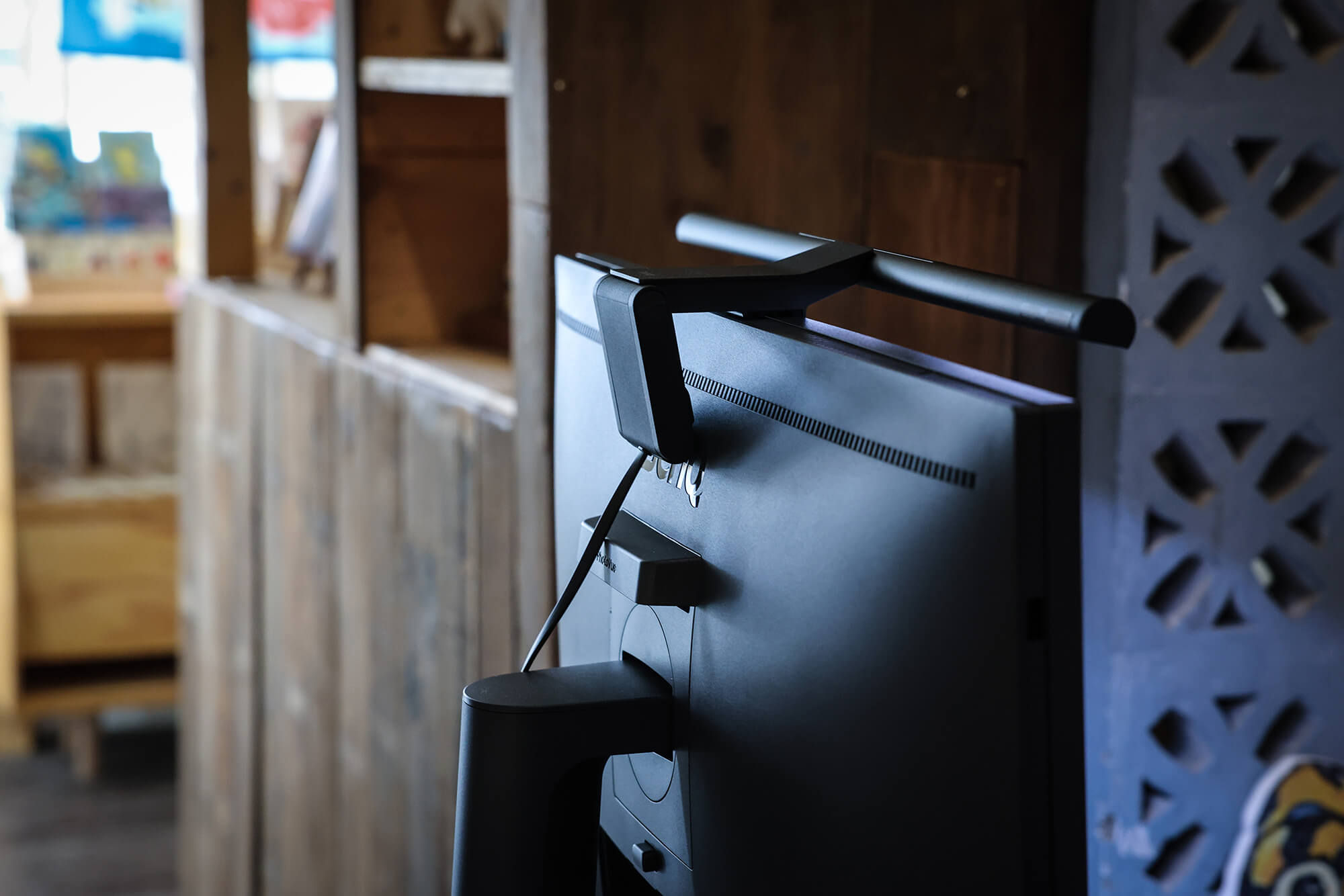 BenQ ScreenBar Pro穩定的光源不只保護色彩的精準度，更守護創作者的眼睛健康。