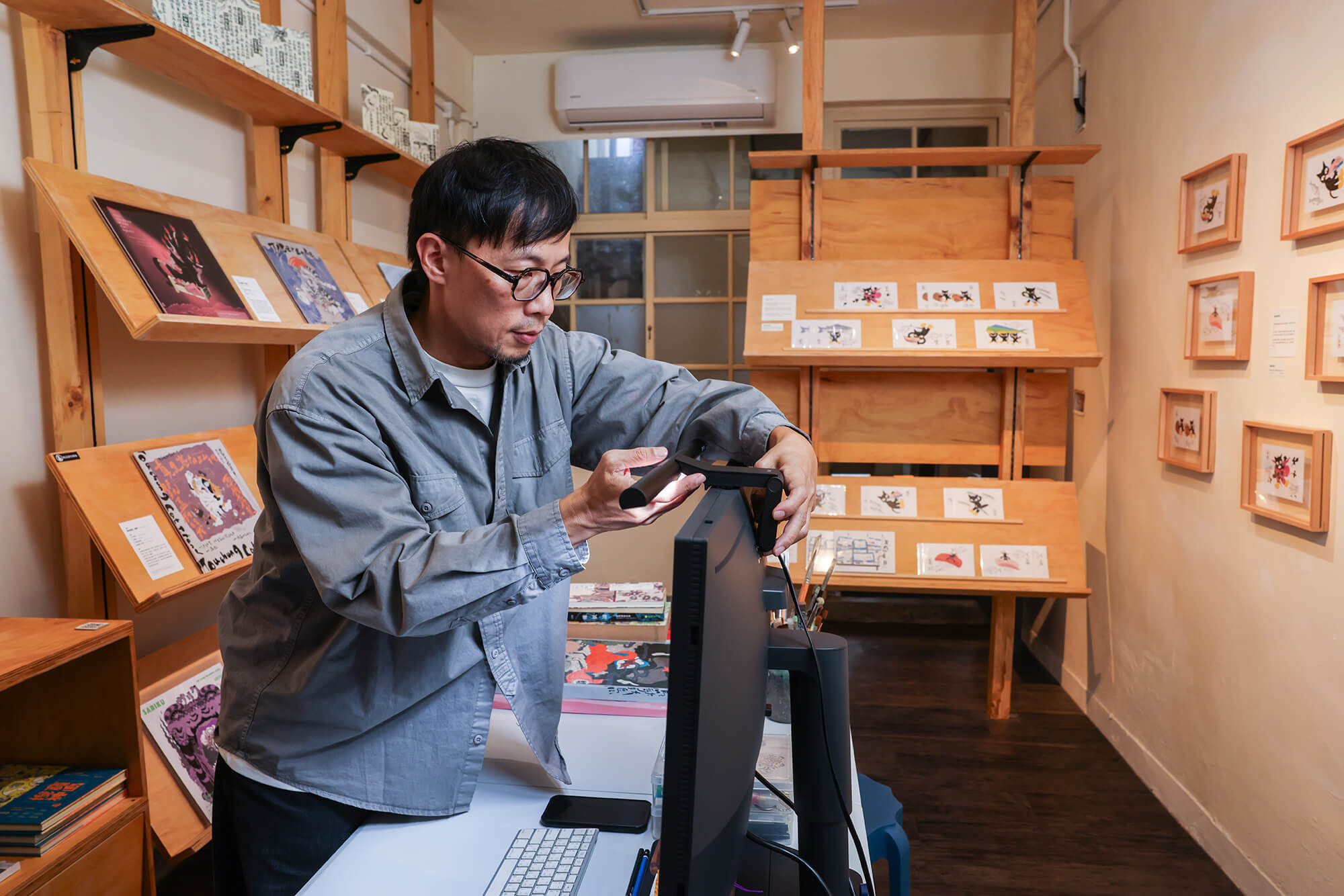 BenQ ScreenBar Pro的重力樞軸夾具安裝便利，並能穩固架在各種螢幕上。