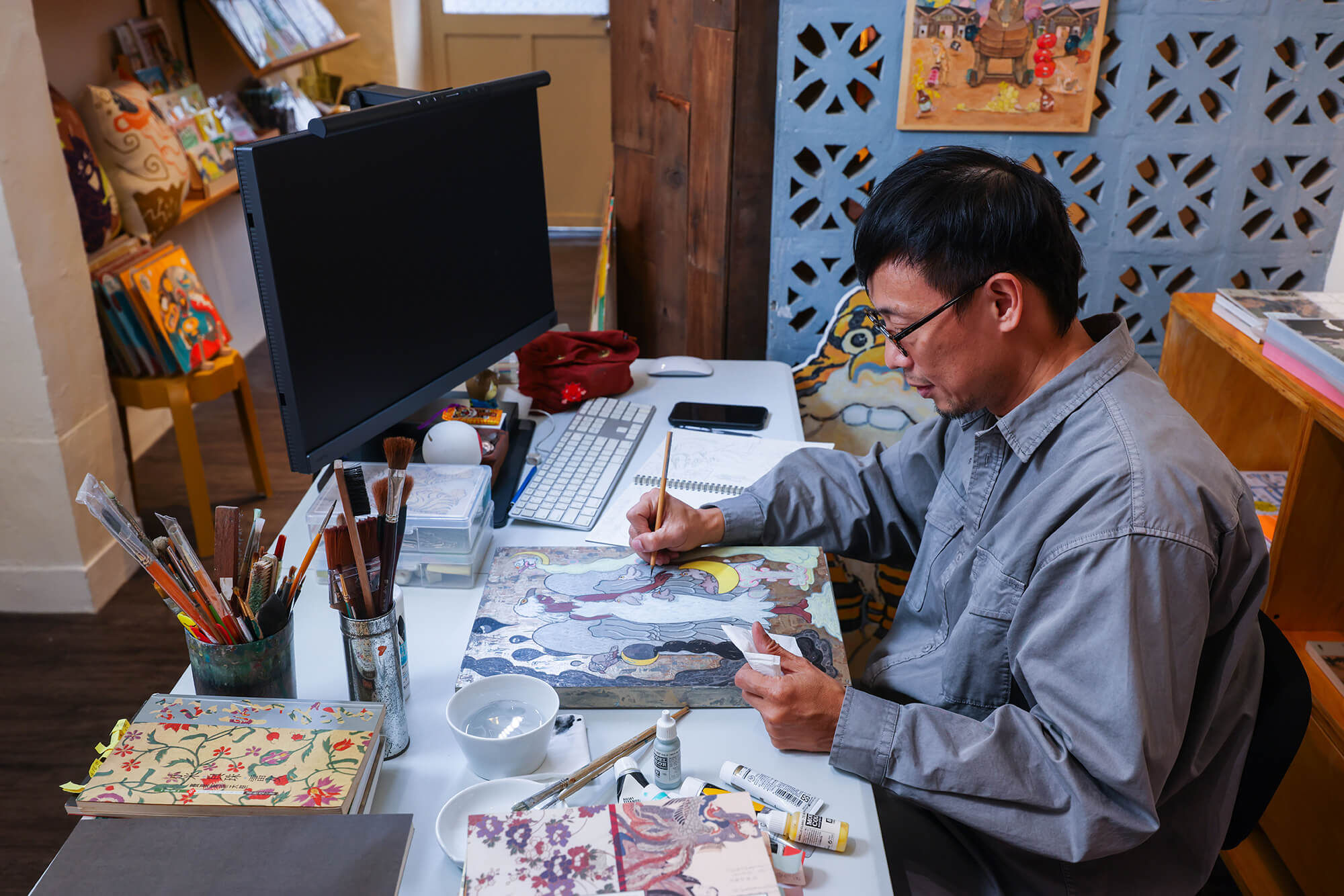 當角斯在桌面上用壓克力或水彩作畫時，BenQ ScreenBar Pro 也能提供充足的照明範圍。