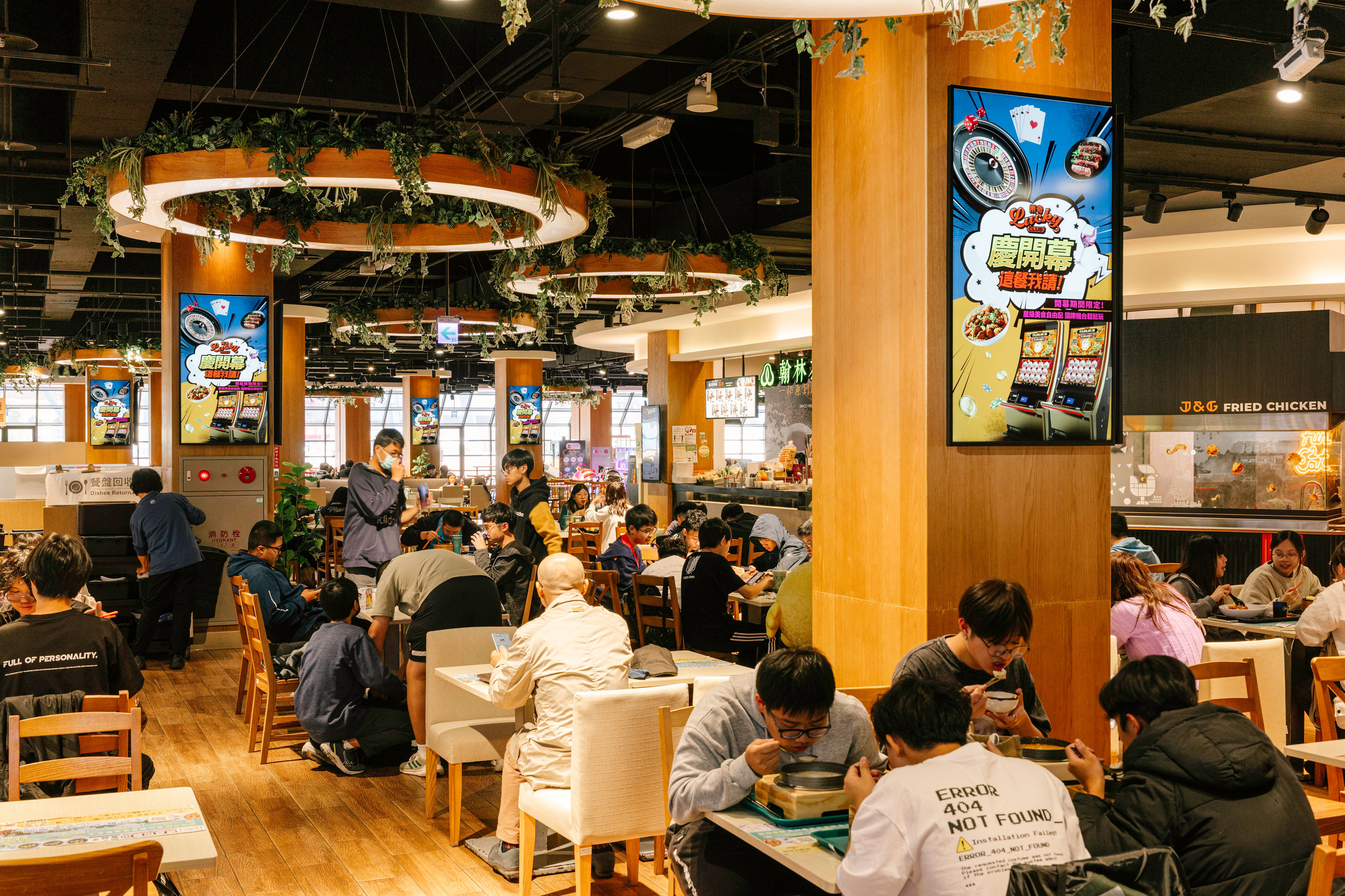 台中麗寶 Outlet Mall採用 BenQ ST02S 數位電子看板，展示商場促銷活動