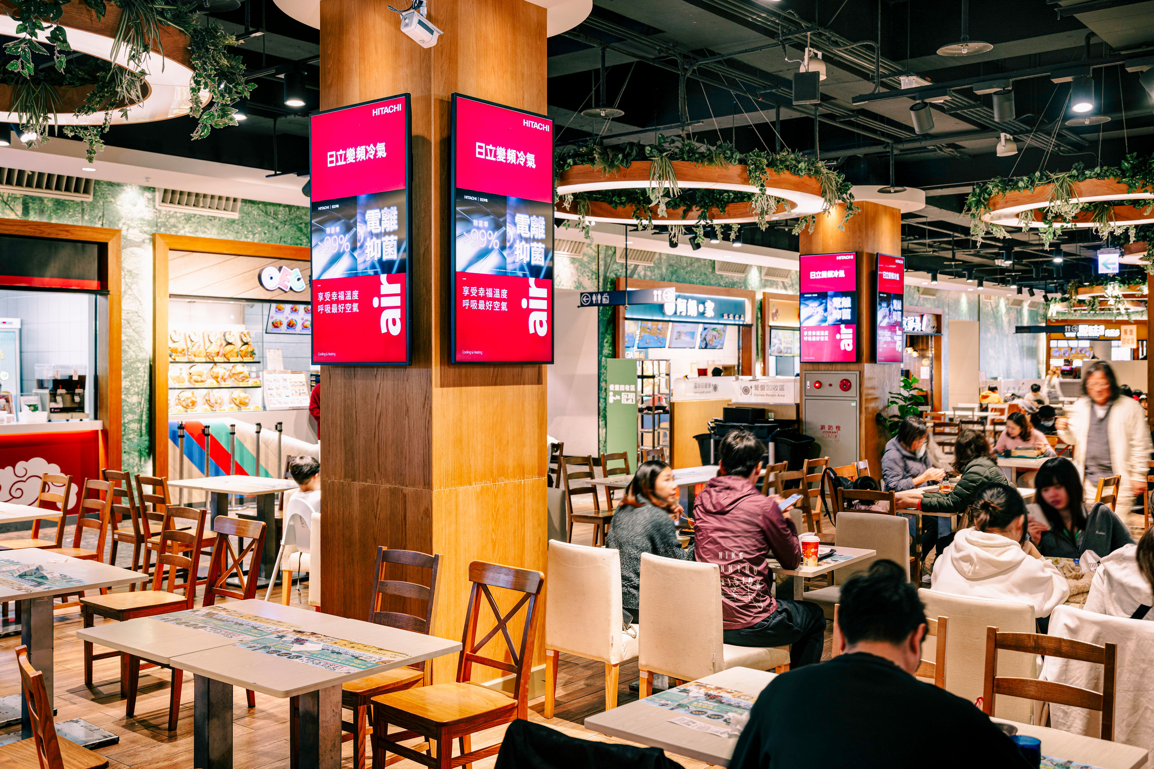台中麗寶 Outlet Mall採用 BenQ ST02S 數位電子看板，展示商場促銷活動