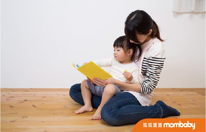 培養幼兒閱讀的2個關鍵，陪伴寶寶閱讀促進幼兒學習力