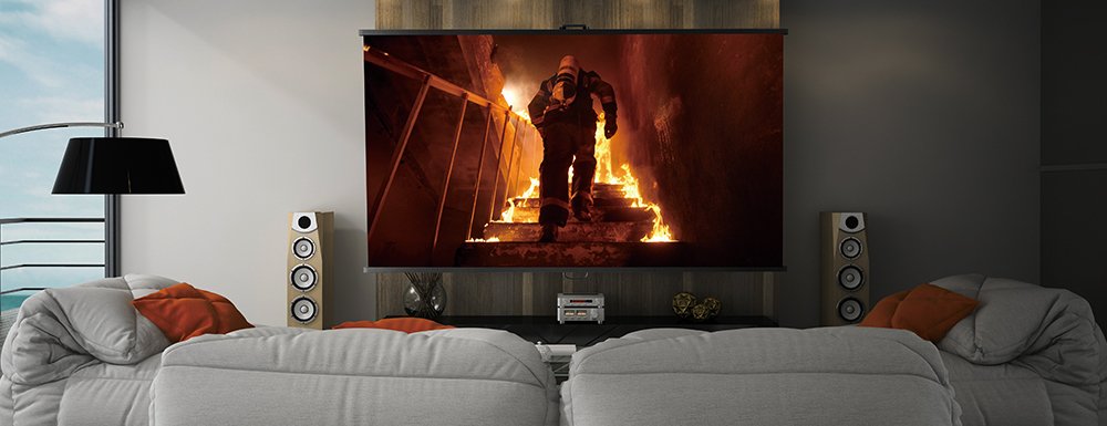 Het scherm toont een brandweerman in een brandend huis.
