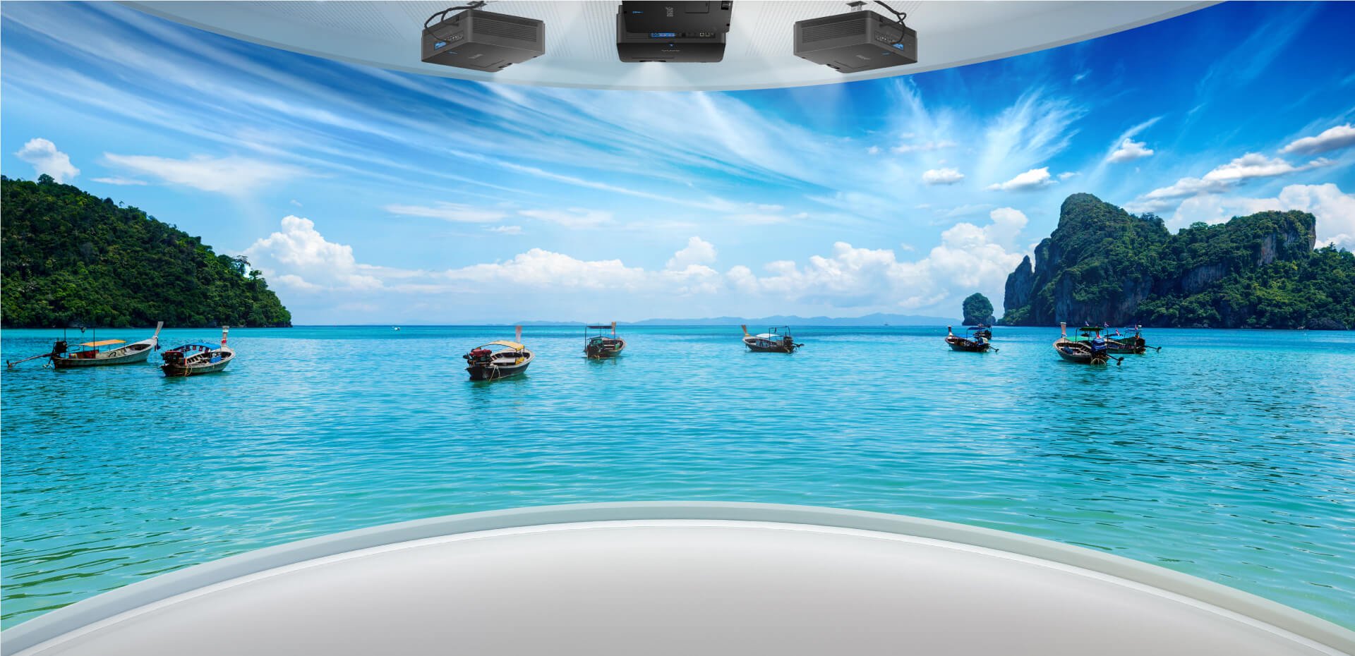Projektor s flexibilní instalací BenQ LK936ST+ a kalibrací vyvážení bílé zaručuje hladké spojení okrajů obrazu v panoramatickém zobrazení, například při letové simulaci