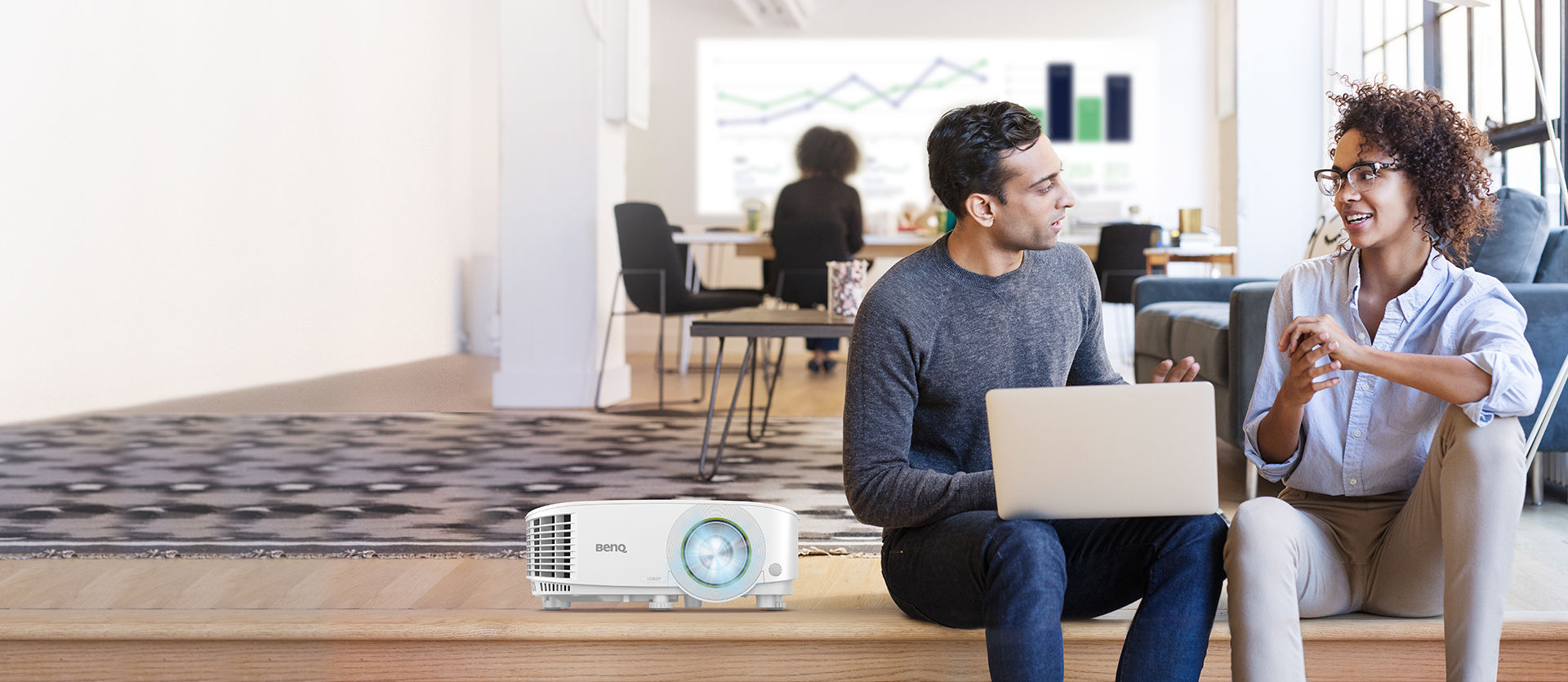 smart wireless projector for work in huddle meeting 