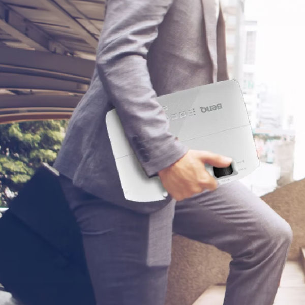 2.8公斤，搭配便攜包輕鬆外出開會