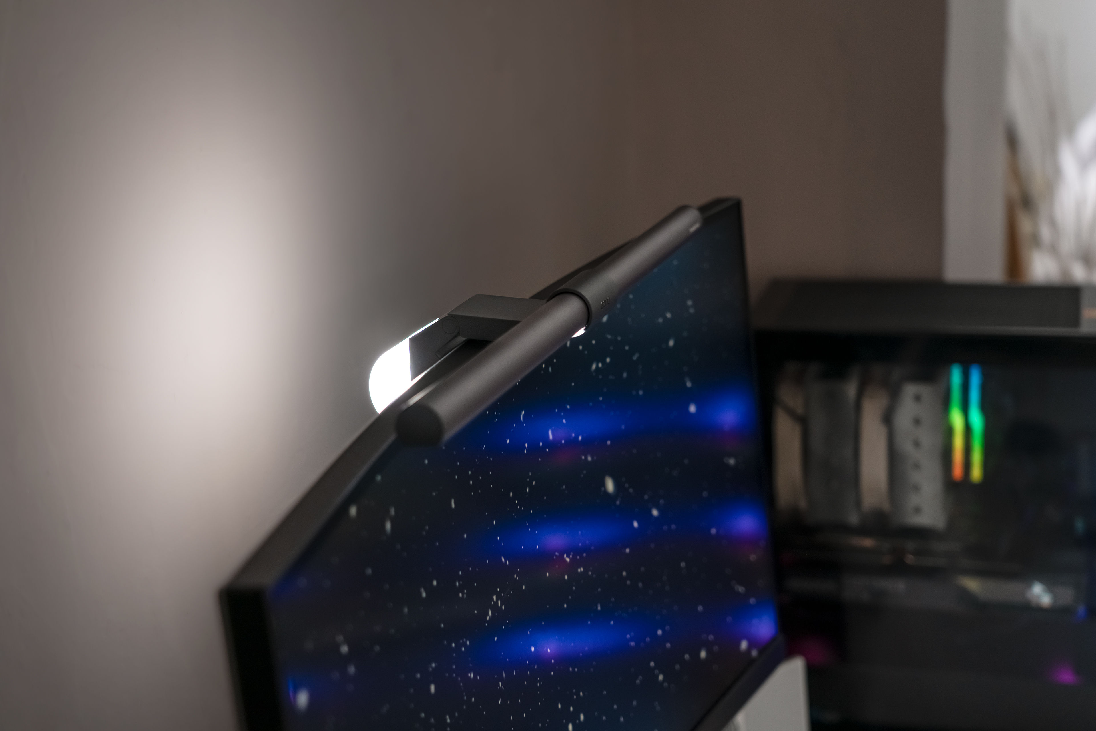 BenQ ScreenBar Halo Review: Better Desktop Lighting Gets Wireless