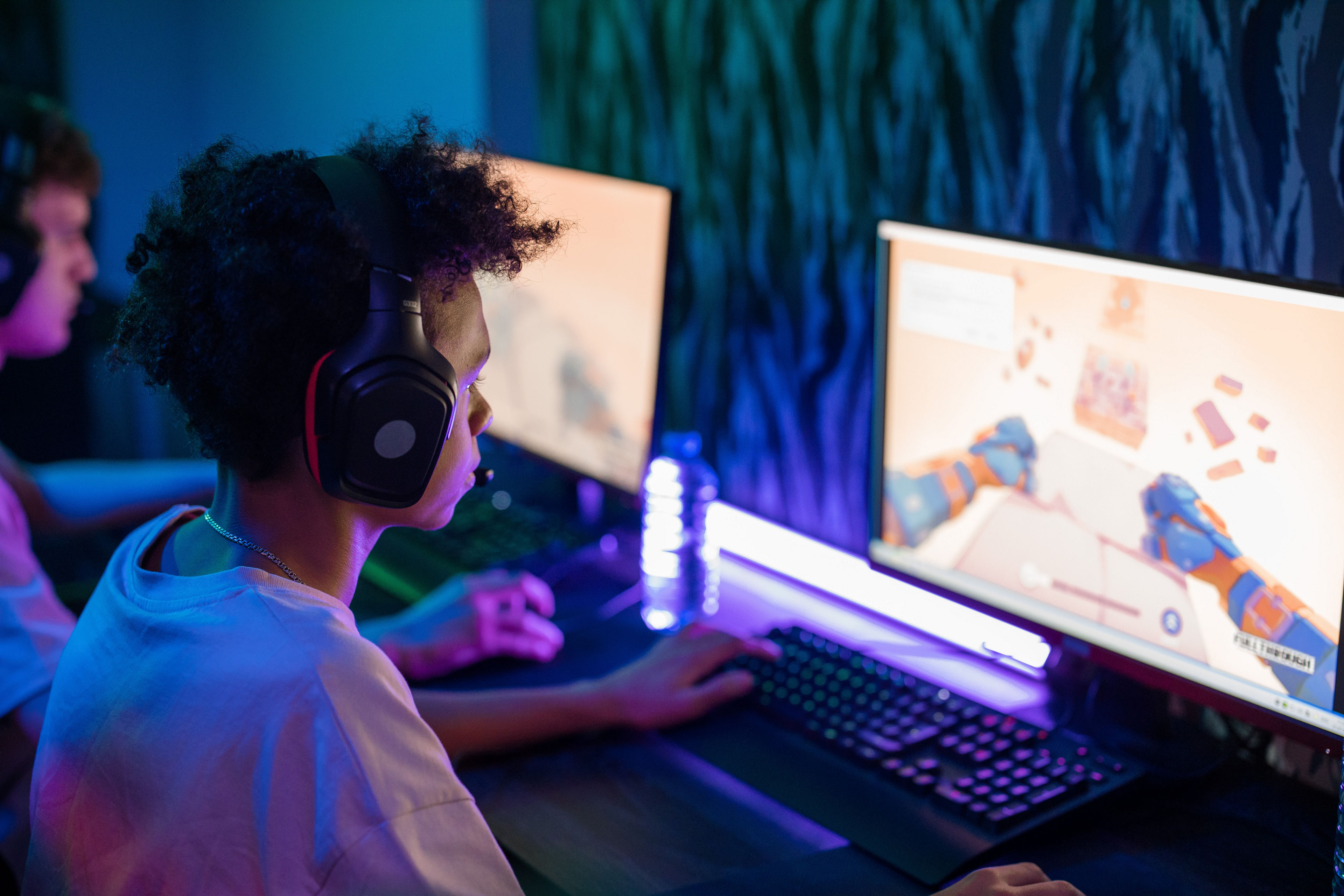 Gamers Unite: Elevate Your Play with These 8 Must-Have Gaming Desk