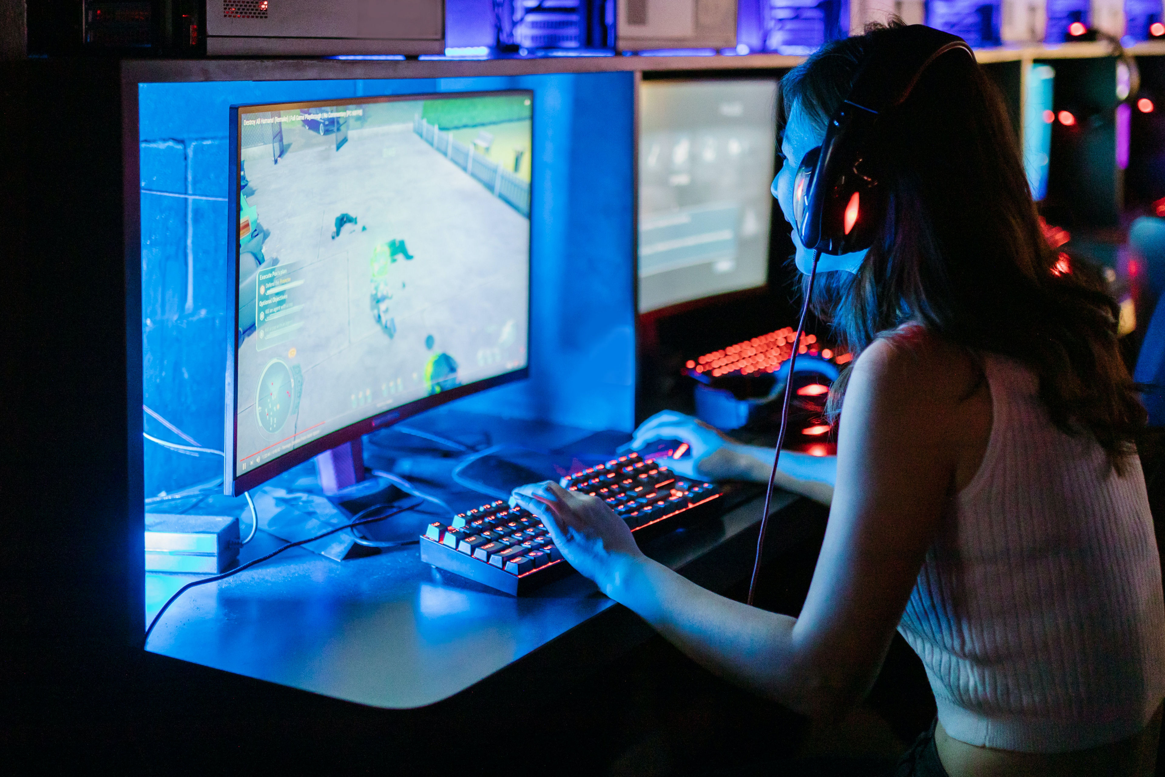 Gamers Unite: Elevate Your Play with These 8 Must-Have Gaming Desk