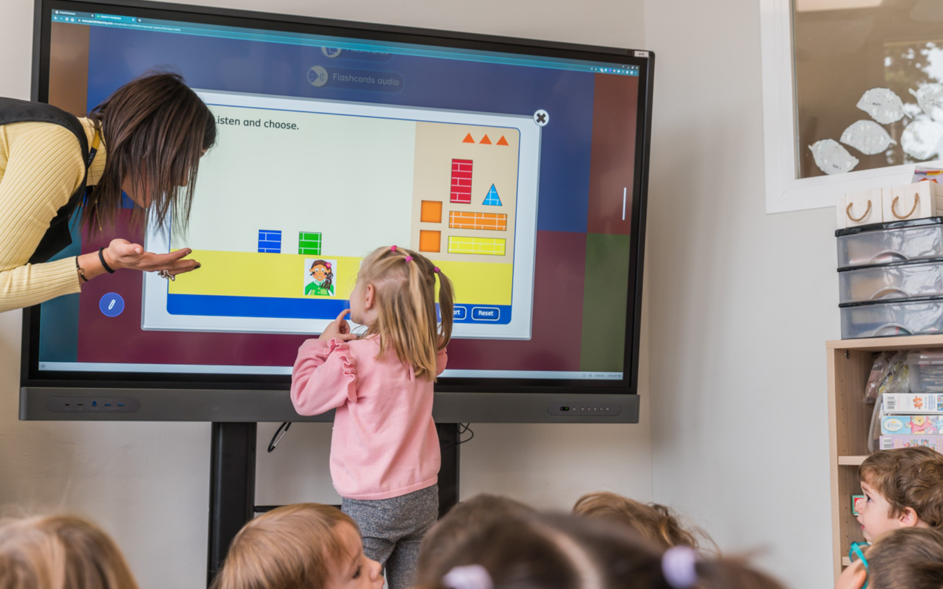 BenQ Interaktivní a digital signage displeje řada RM pro školy, vzdělávíní, Obrazovky odolné proti bacilům, technologie ClassroomCare®, senzory kvality ovzduší, NFC, DMS cloude, 