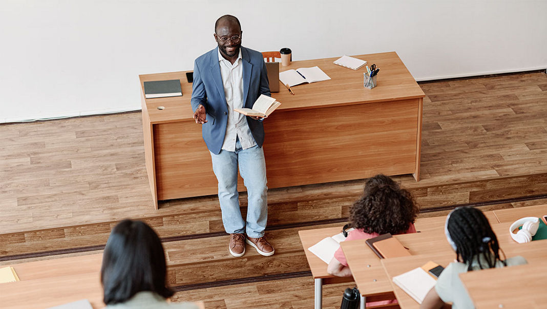 Студент на сером фоне. Преподаватель читает лекцию. 2 курс университета. Лекционная аудитория со студентами. The students the lecture yesterday.