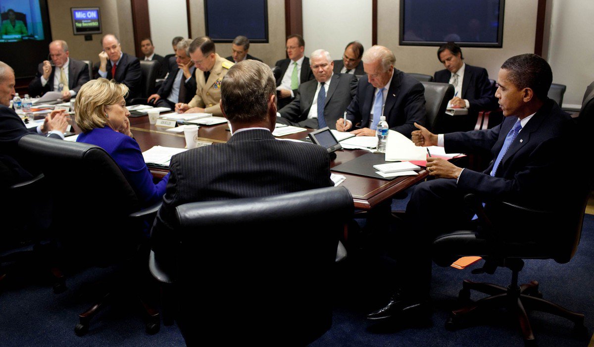 Personengruppe beim Meeting im Situation Room des Weißen Hauses