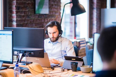 Een man werkt aan zijn bureau en bereidt zijn presentatiedia's voor