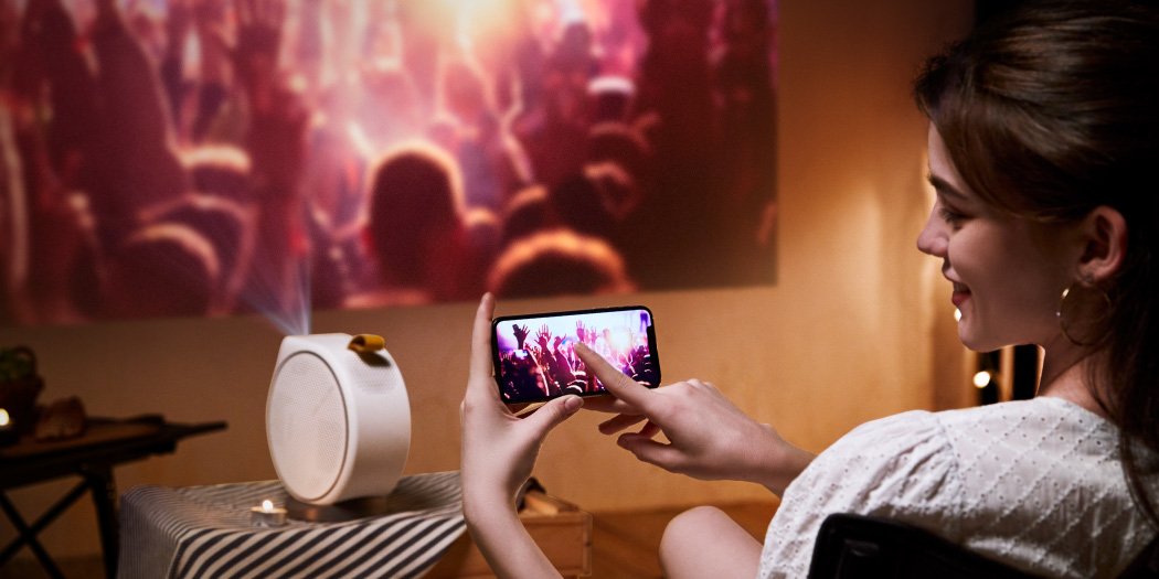BenQ GV30 LED portable mini projector supports wireless projection for multiple OS and devices.