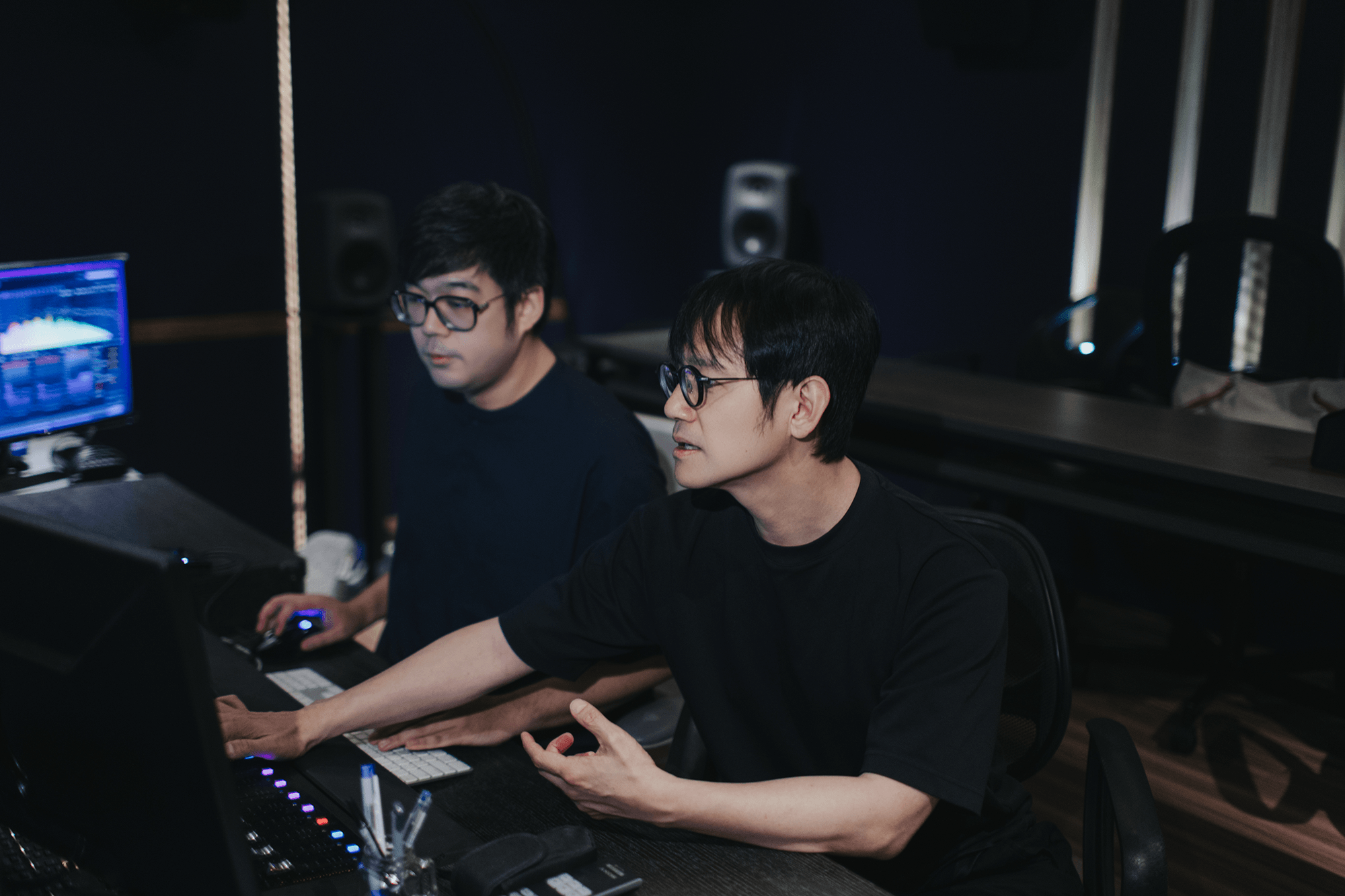 陳建騏與高勤倫於混音室操作設備，在 170 吋大畫面的輔助下，兩人得以精準掌控電影中配樂與音效的細節與比例。