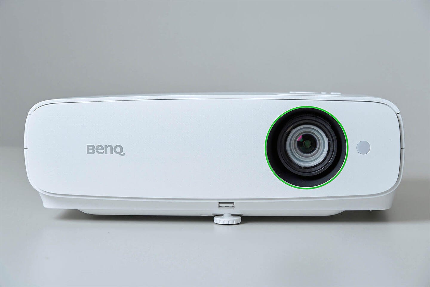 BenQ EH620 智慧無線會議室投影機開箱：首創內建 Windows 作業系統，免接電腦就能遠距開會、整合雲端服務的混合辦公神器！