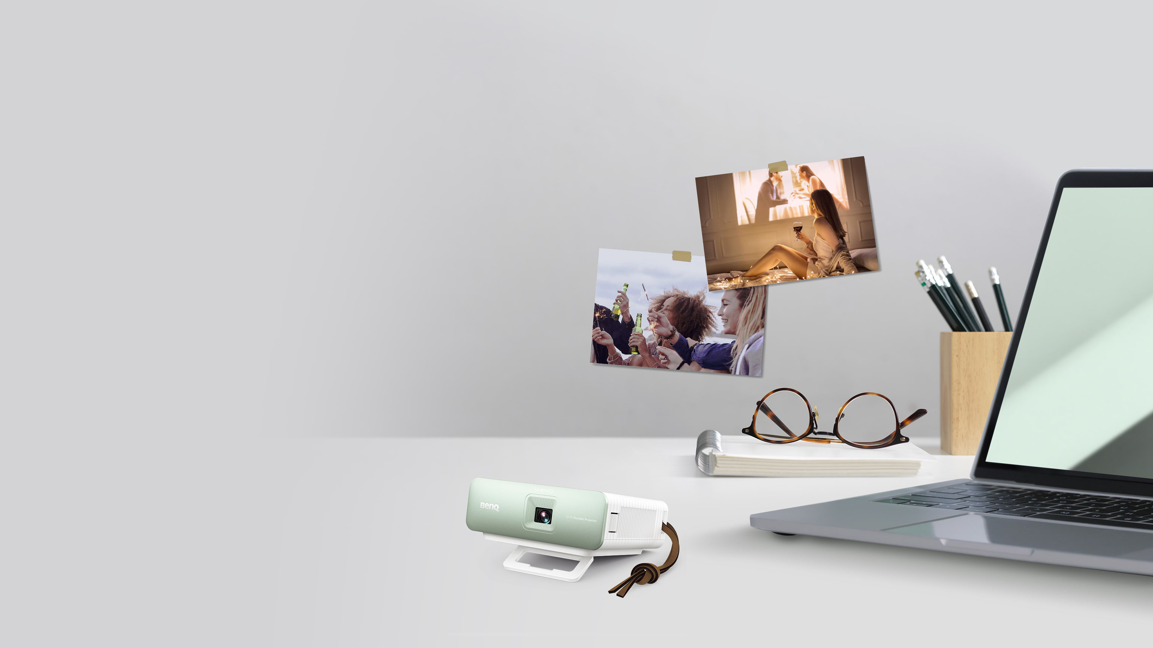 385克，1台小平板的重量，1 張明信片的大小 最方便移動的口袋投影機。