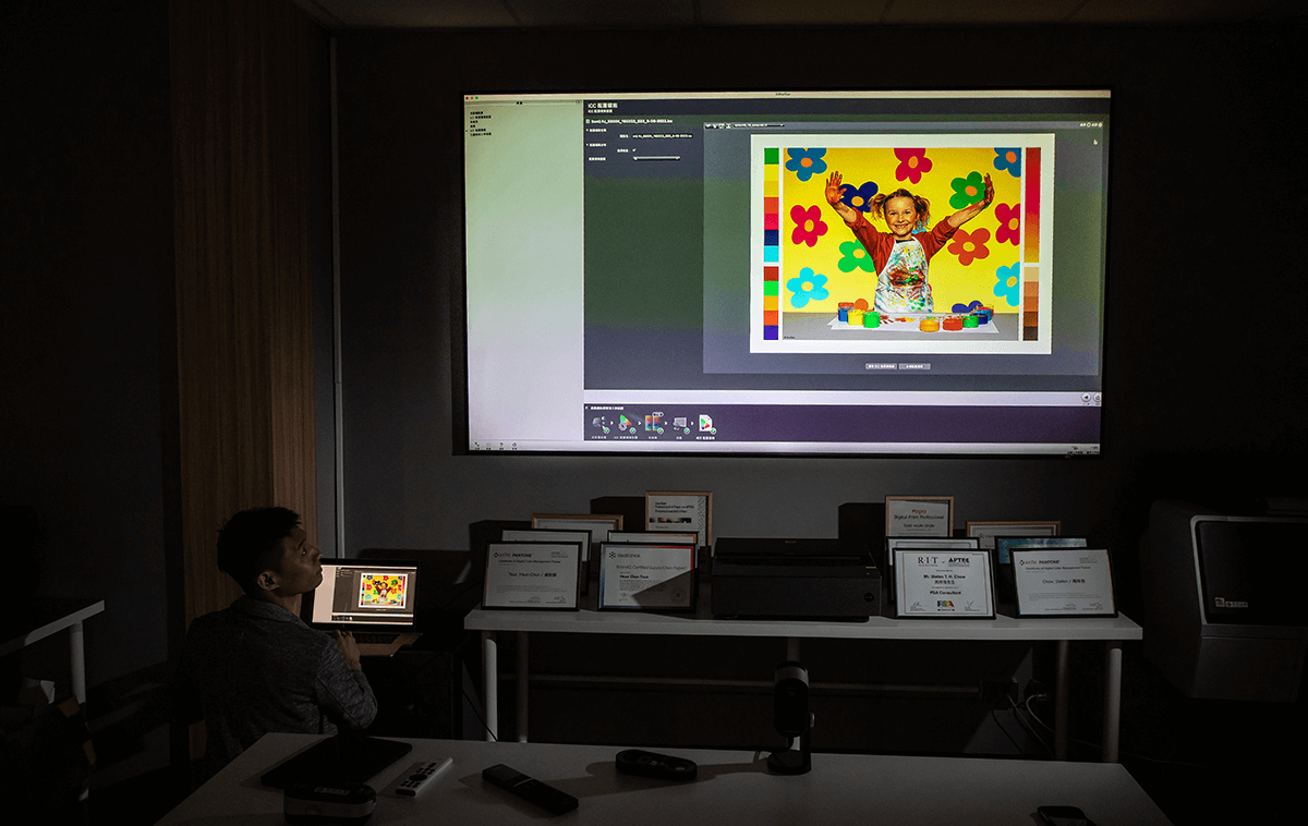 色管師挑剔之眼認證的雷射電視 東煦色研所 以 BenQ V7050i 打造大器質感的專業色彩交流教室