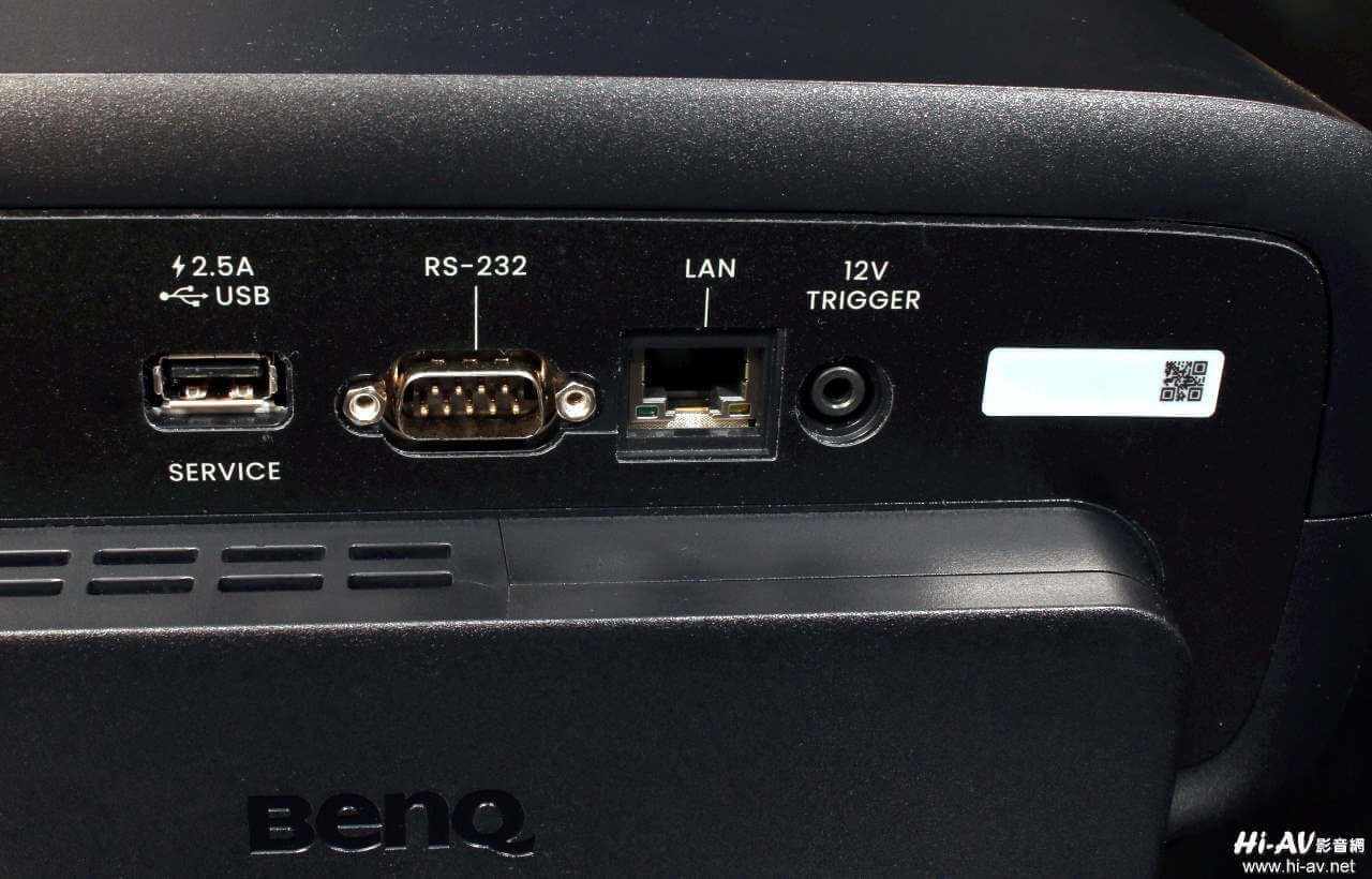 BenQ W4000i 搭載 3 萬小時壽命 4LED 光源與千區精準控光技術，以 200 萬比 1 之動態對比開創 DLP 投影機畫質新巔峰