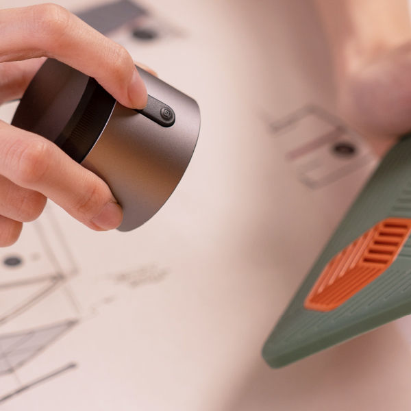  ideaCam 更能隨時從座台拿起，以手持模式自由拍攝各種角度。