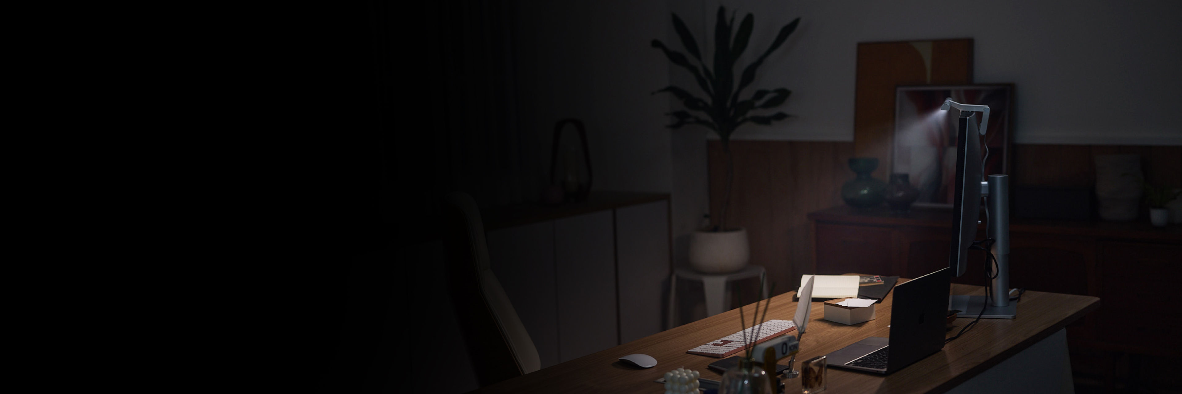 Real asymmetric light effect by BenQ monitor light bar, reducing glare and uneven contrast to sustain professionals’ focus and comfort.