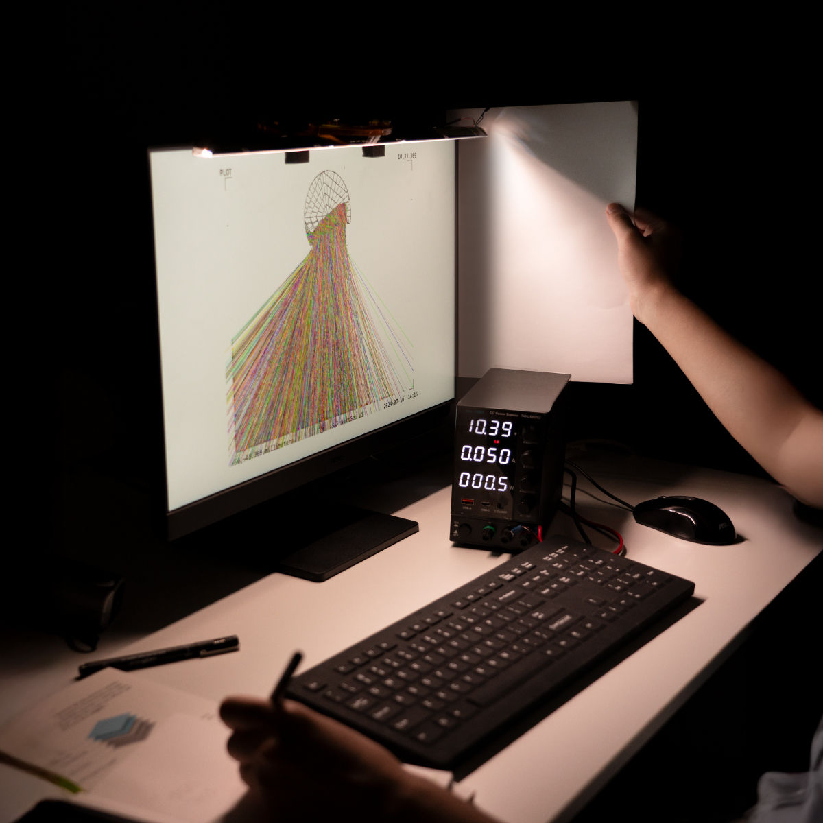 BenQ ASYM-Light-Technologie simuliert einen asymmetrischen Lichtweg für die Monitor Lichtleiste, verhindert Bildschirmblendungen und sorgt für gleichmäßige Ausleuchtung des Schreibtischs.