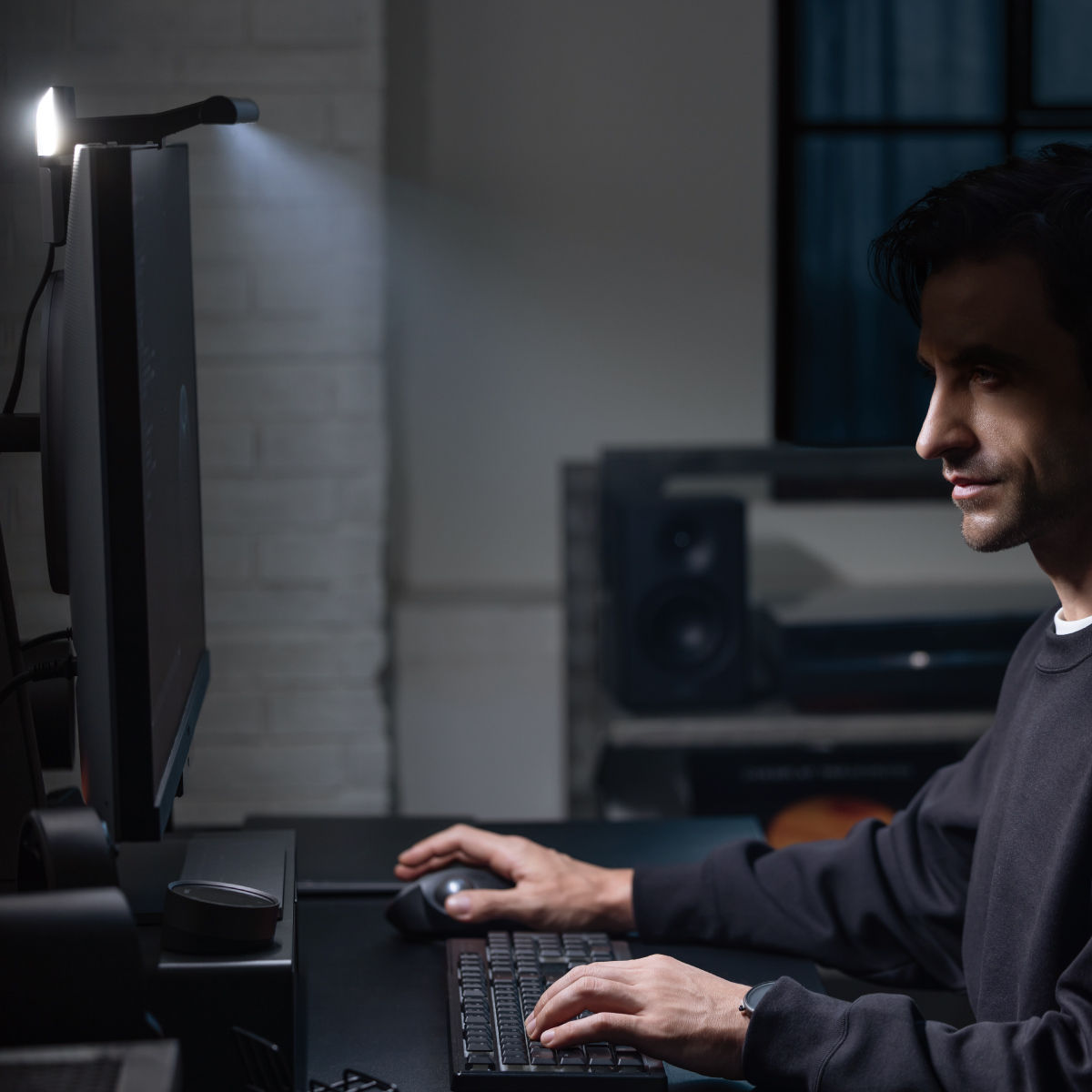 BenQ ScreenBar mit 18-Grad-Anti-Glare-Optik sorgt für Licht am Schreibtisch ohne direkte Blendung.