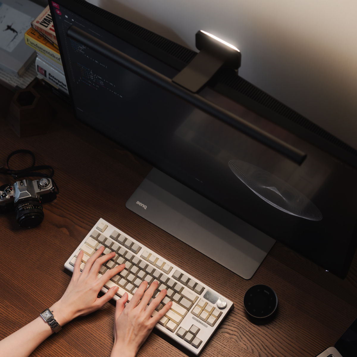 BenQ ScreenBar umfassende Beleuchtung mit Front- und Rücklicht-Design: Sorgt für präzise Ausleuchtung und ausgewogenes Licht zwischen Bildschirm und Umgebung – für Komfort und Fokus.