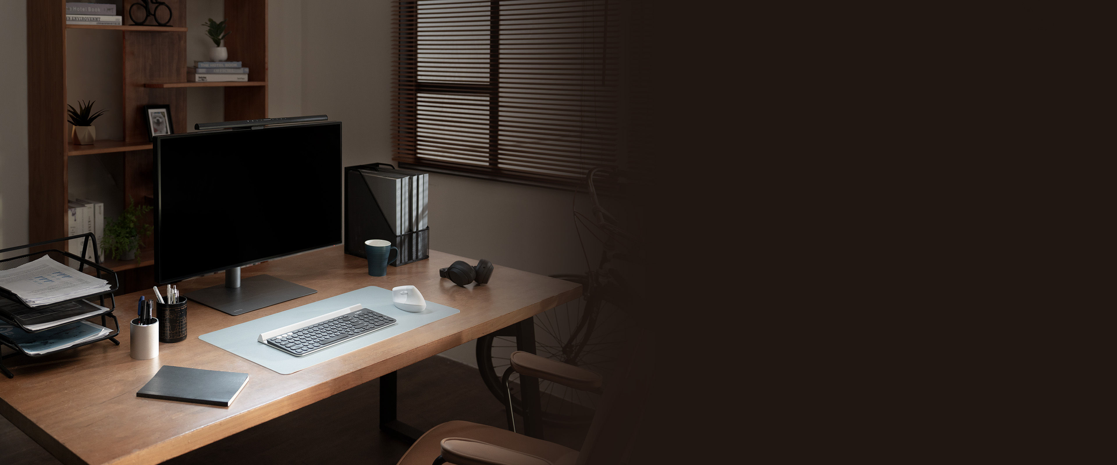 BenQ lamp durability proven through extreme tests including rotations, clamp pressure, temperature, humidity, and 50 cm drop, ensuring lasting performance.