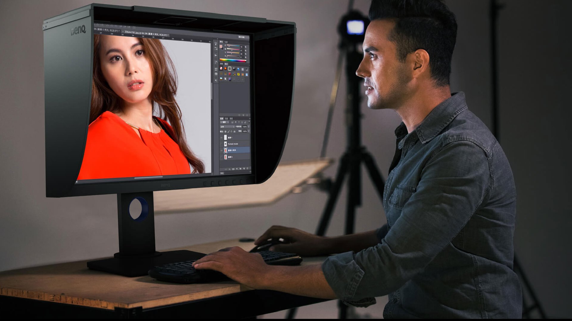 By using BenQ SH240 shading hood, the color accuracy of photographers' photos can be assured. The SH240 shading hood can be used in both portrait and landscape orientations.