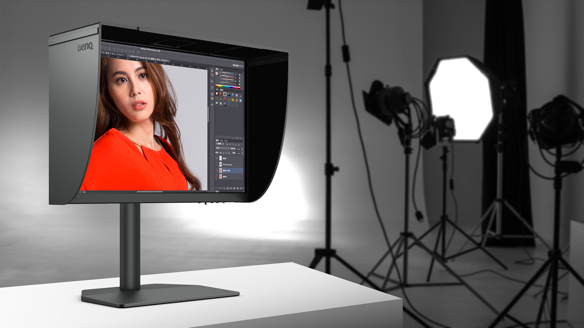 By using BenQ SH240 shading hood, the color accuracy of photographers' photos can be assured. The SH240 shading hood can be used in both portrait and landscape orientations.