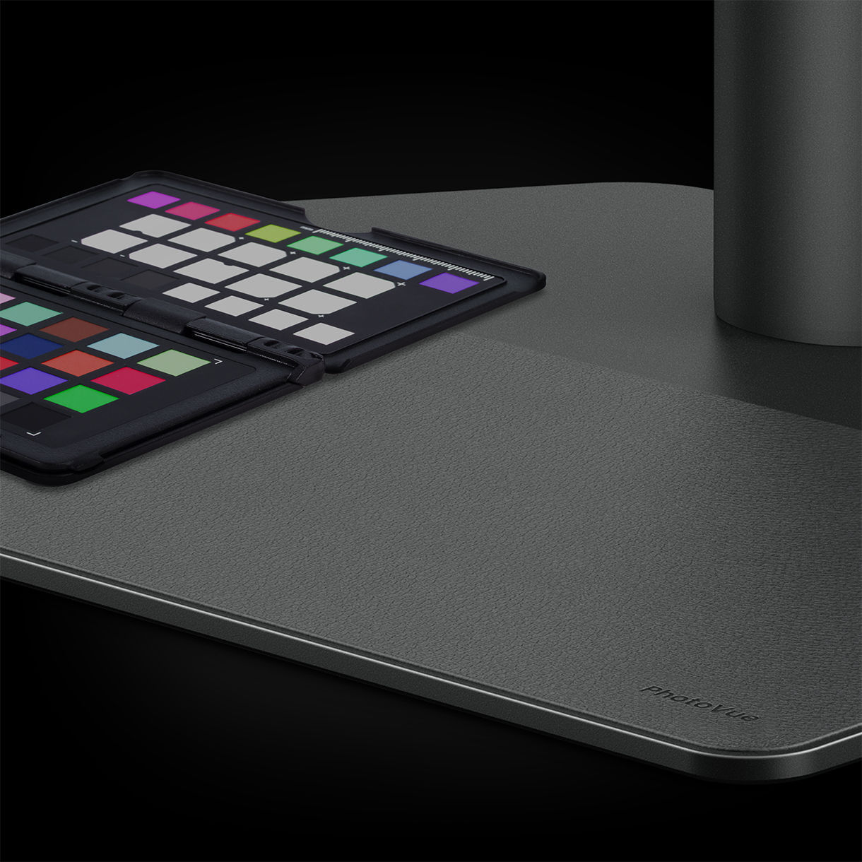 With the exclusive Leatherette Base of BenQ SW242Q, saving the workspace for valuable items.