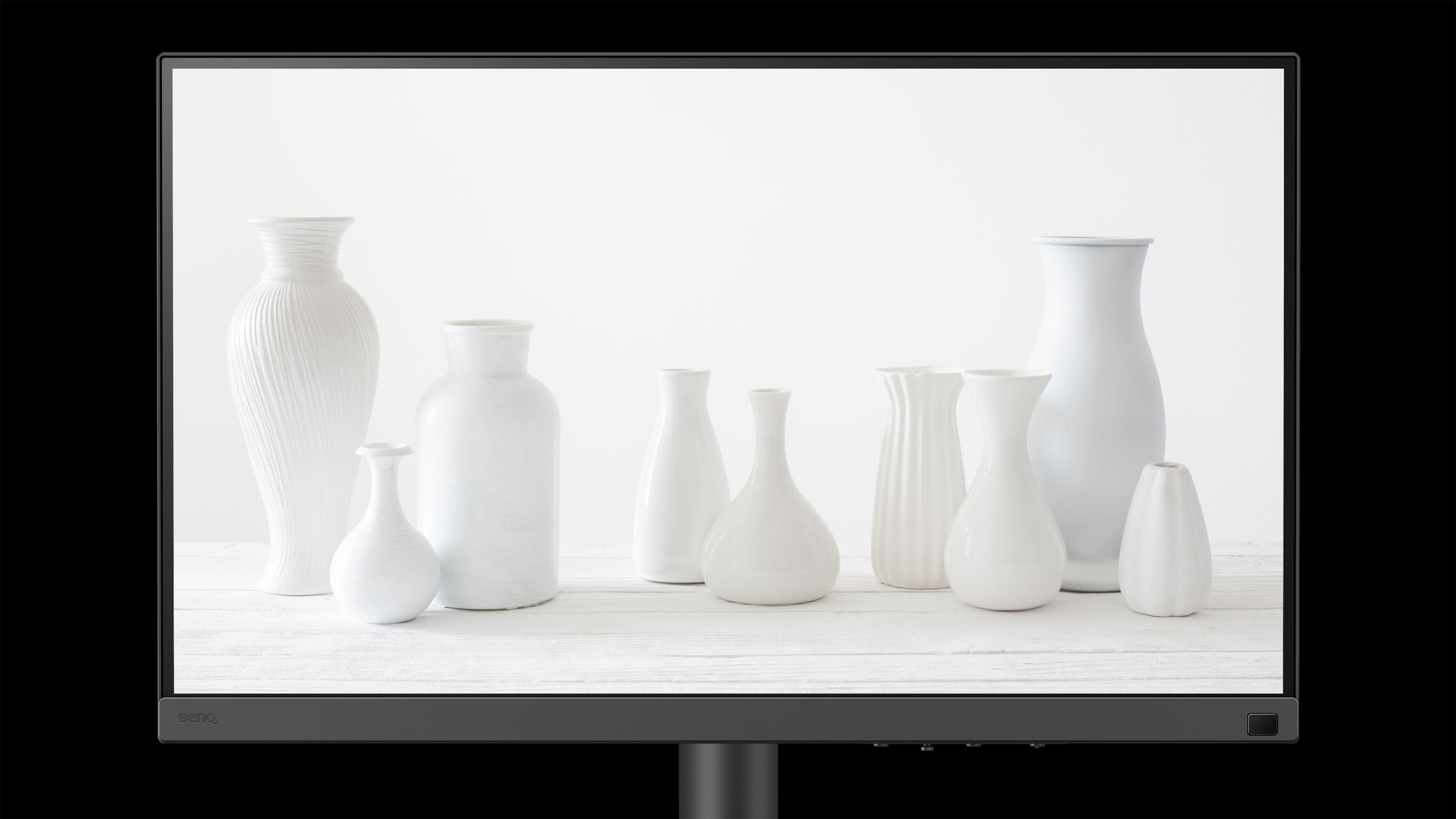 photography monitor for Mac with color brightness remain even across the entire surface