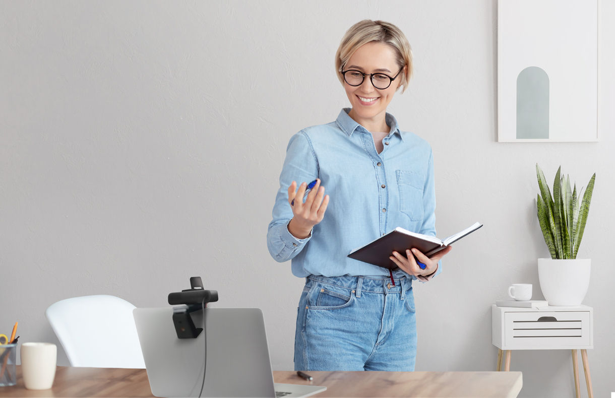 Teacher using DVY31 camera to teach from home on her notebook
