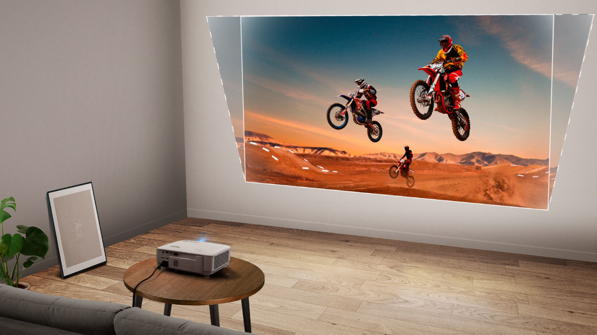 BenQ TH575i mit automatischer vertikaler Keystone-Korrektur für ein rechteckiges Bild aus verschiedenen Projektionswinkeln.