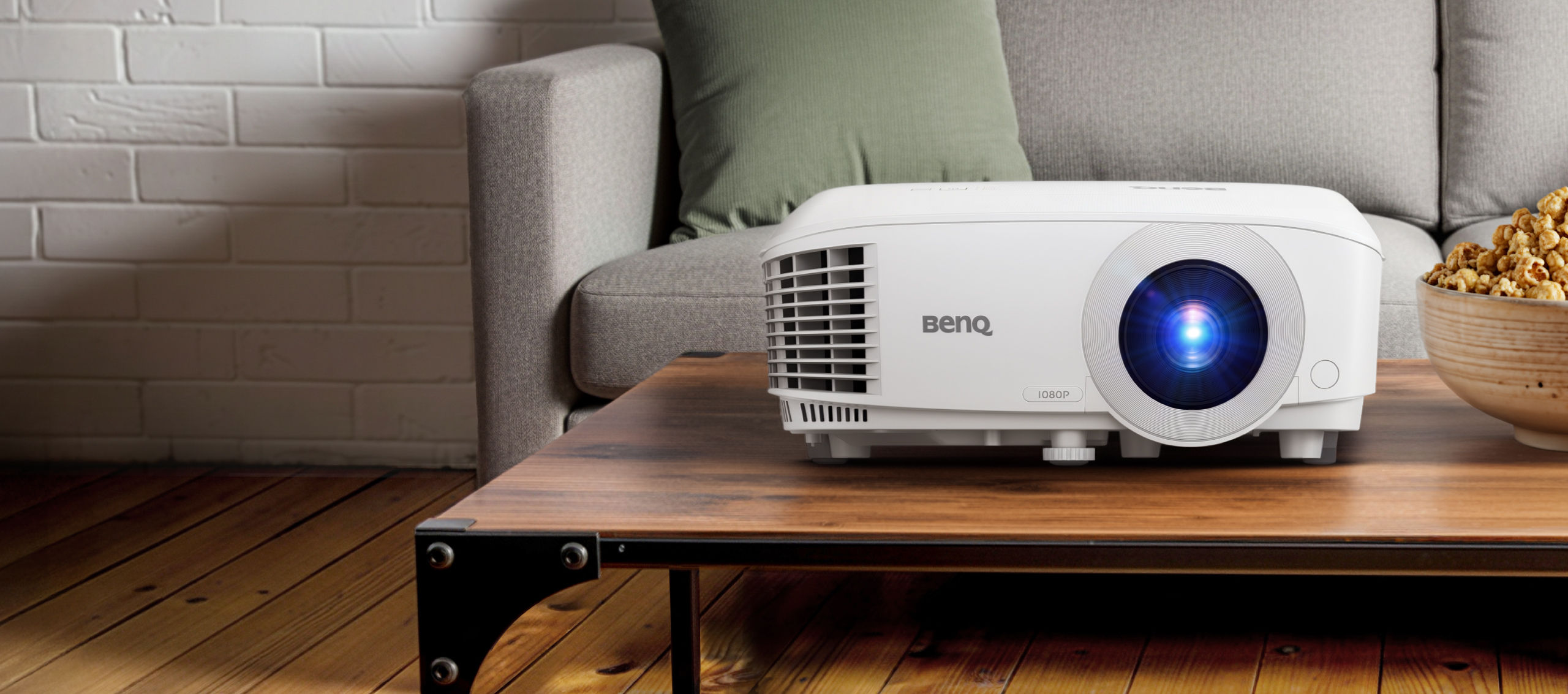 BenQ TH575i 1080p Heimprojektor auf dem Couchtisch – 3.800 Lumen für Gaming, Sport und Filme auch bei Licht.