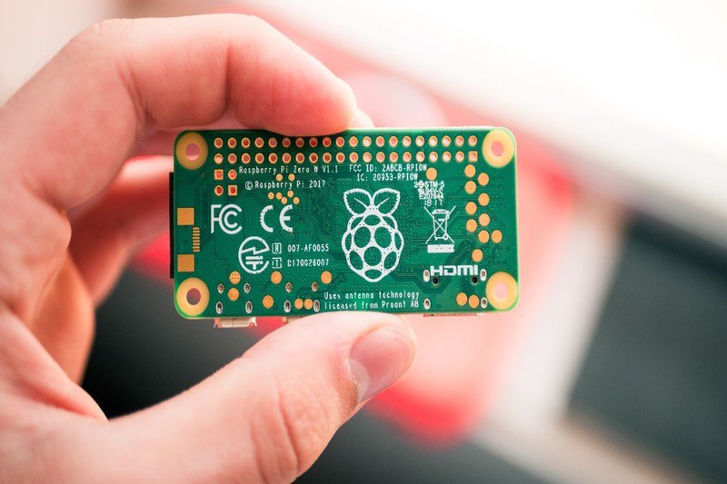 The BenQ Instashow can connect to Raspberry Pi development board.