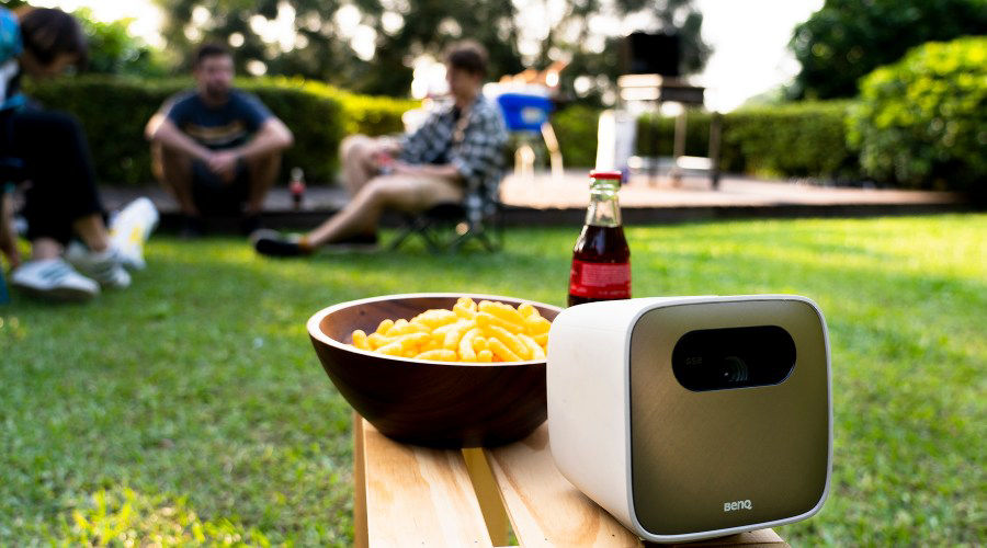 Ein tragbarer Mini-Beamer ist eines der besten Gadgets im Sommer 2020