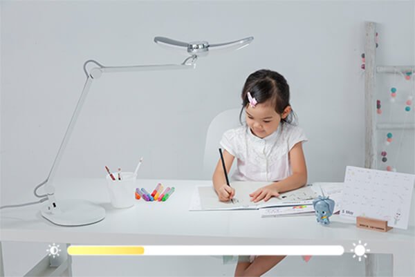 MindDuo study table lamp features auto-dimming, adjust brightness according to the ambient light