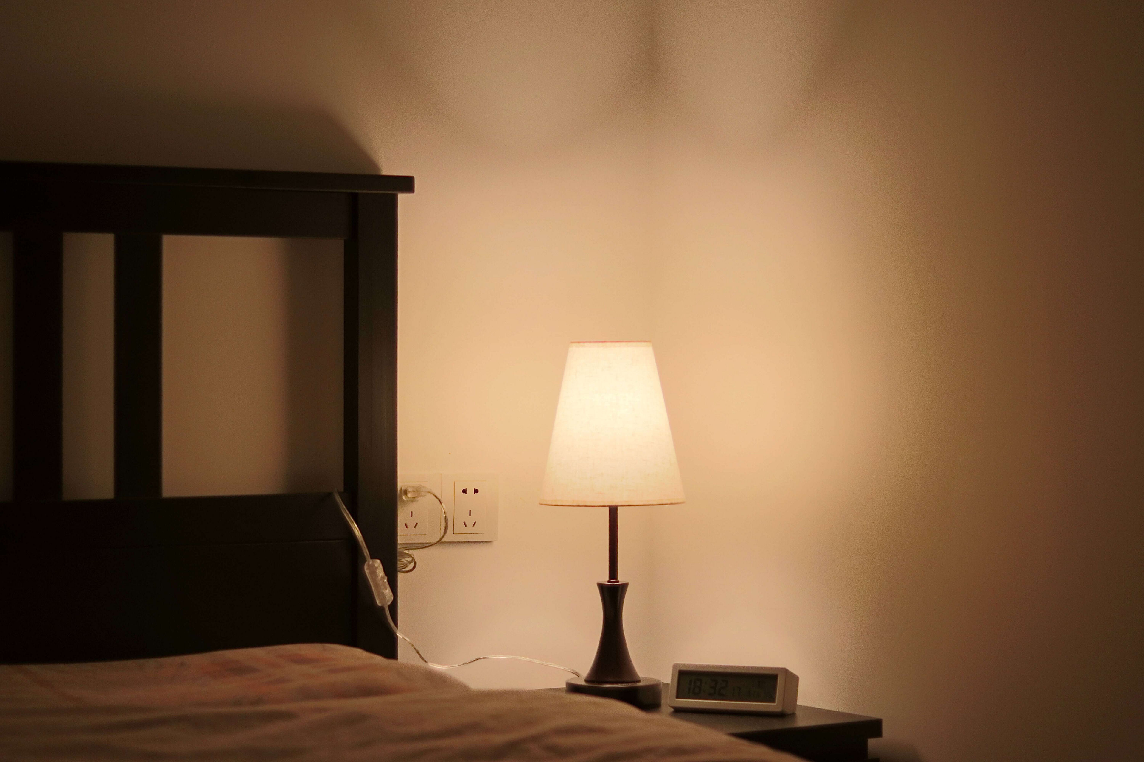 Choisir la lampe de chevet idéale pour la lecture au lit
