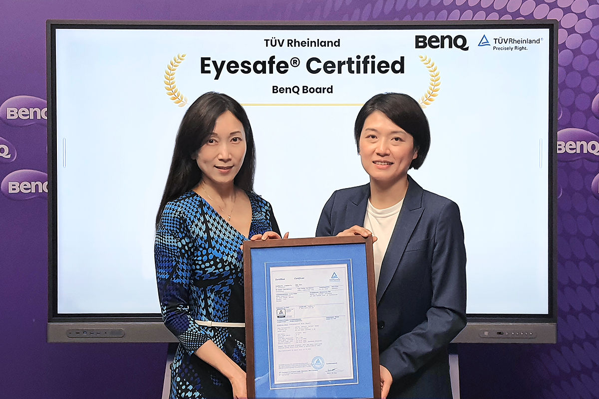 Algemeen directeur Jennifer Wang van TÜV Rheinland Taiwan (rechts) presenteert het Eyesafe®-certificaat aan de directeur van BenQ's Cloud Innovation Centre en Display Solutions, Claire Huang (links).