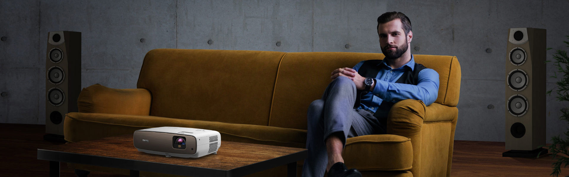 Een man geniet van de BenQ 4K Beamer in zijn thuisbioscoopzaal.