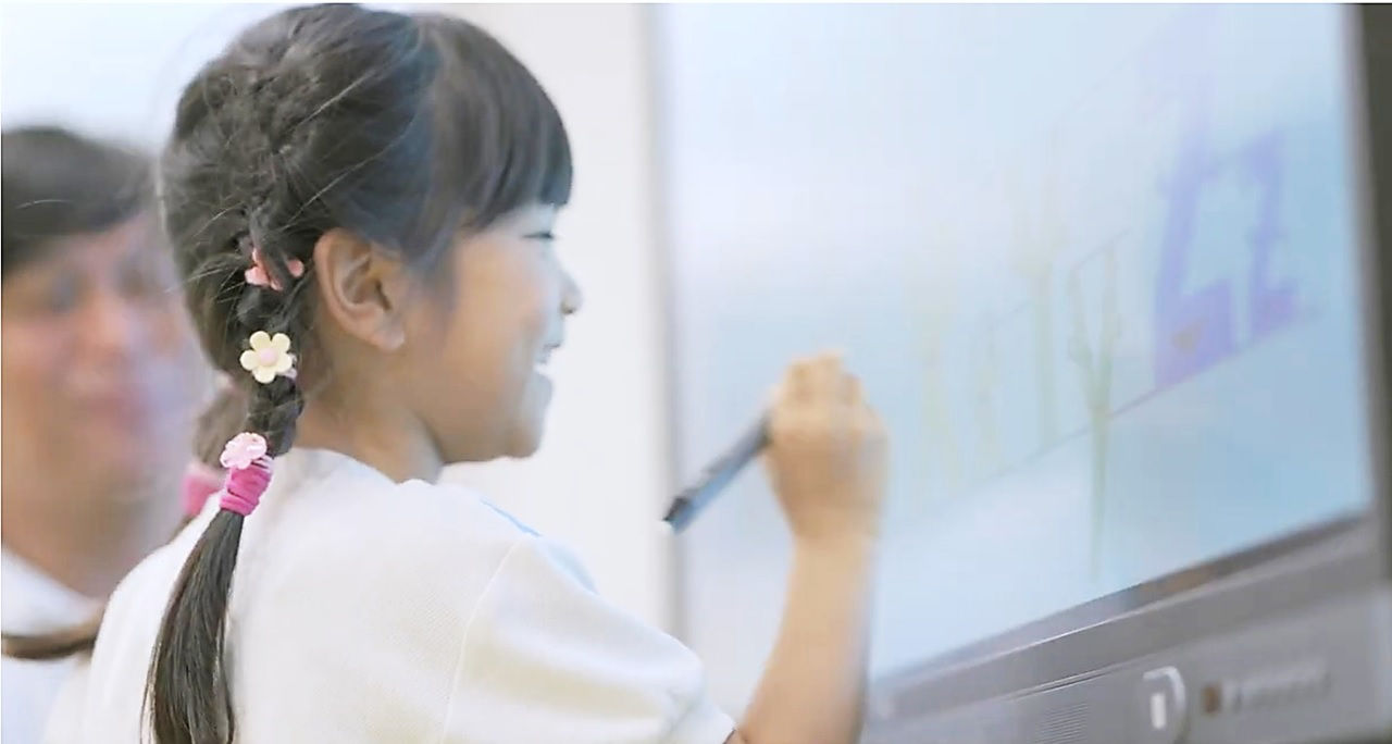 電子黒板でアルファベットを学ぶ園児の様子