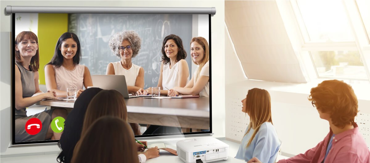 Videoconferência com projetor smart