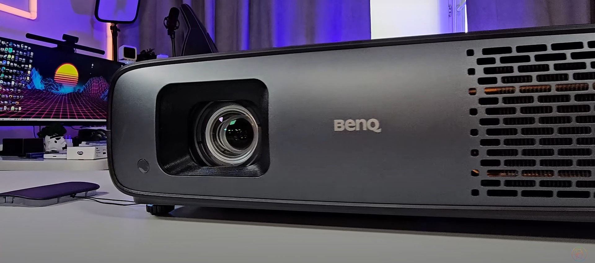 Проектор BenQ W4000i для 4K HDR фильмов: видеообзор от ЗВЕРЬЕ | BenQ Russia